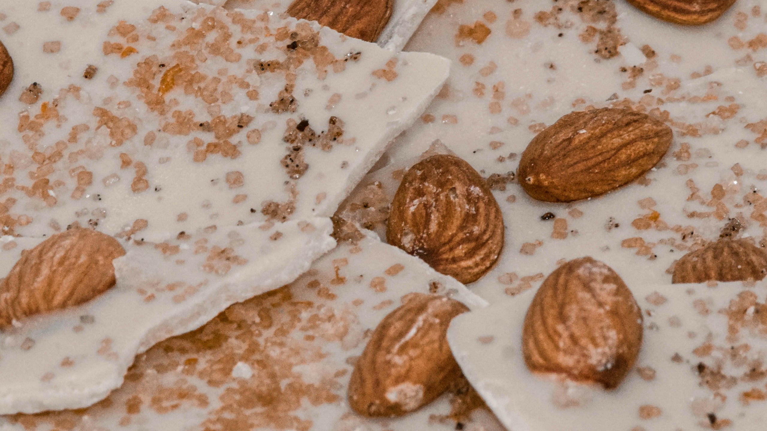 White Chocolate Bark with Almonds, Vanilla Salt & Orange Sugar (4 oz.)